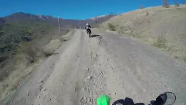 Motociclisti Viaggiano Una Strada Sterrata Montagna Motociclista Che Guida Una — Video Stock