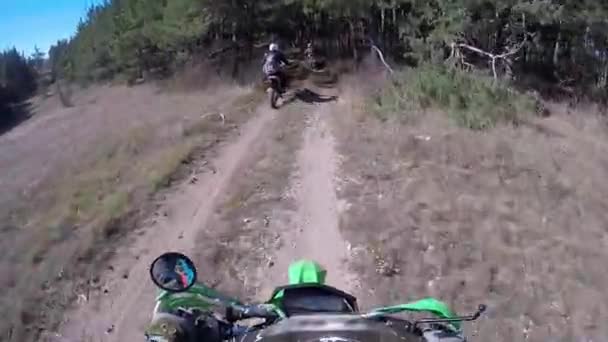 Les Motocyclistes Roulent Sur Chemin Gravier Dans Les Montagnes Moto — Video