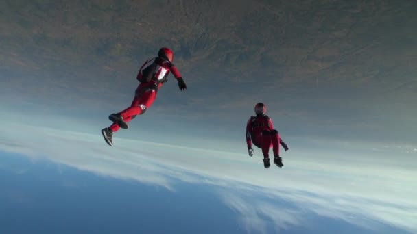 Zwei Fallschirmspringer Bauen Freien Fall Eine Figur Extremsportkonzept — Stockvideo