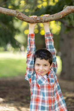 casual genç erkek, açık havada portresi