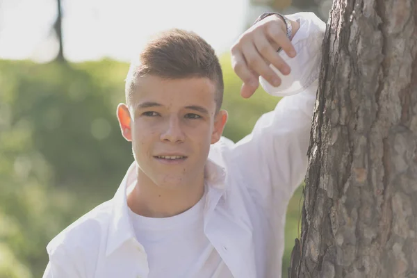 Retrato de Guapo adolescente al aire libre —  Fotos de Stock