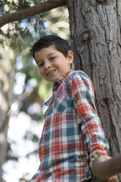 Portret van een casual tiener jongen, buitenshuis — Stockfoto