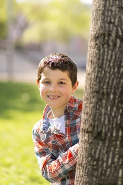 Portrait d'un adolescent occasionnel garçon, en plein air — Photo