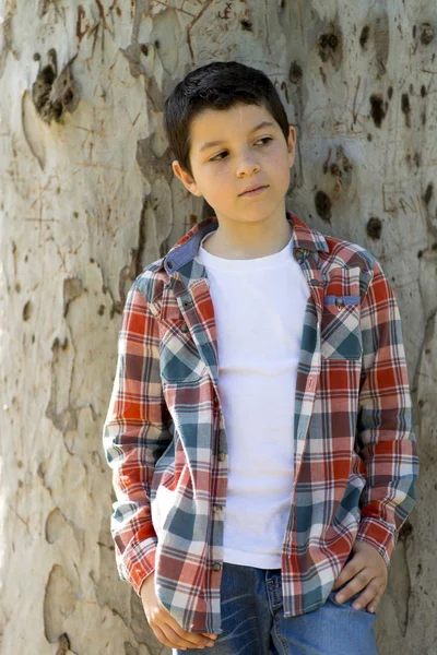 Πορτρέτο του ένα περιστασιακό Έφηβος αγόρι, σε εξωτερικούς χώρους — Φωτογραφία Αρχείου