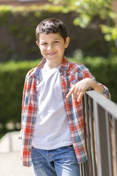 Portret van een casual tiener jongen, buitenshuis — Stockfoto