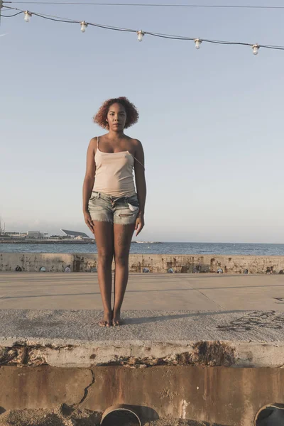 Donna afroamericana standup in pantaloncini sulla spiaggia — Foto Stock