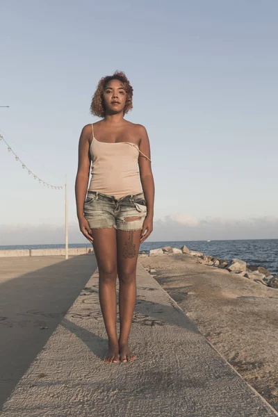 Donna afroamericana standup in pantaloncini sulla spiaggia — Foto Stock