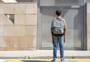 Onun sırt çantası taşıyan çocuk