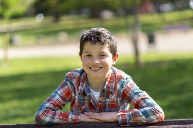 casual genç erkek, açık havada portresi