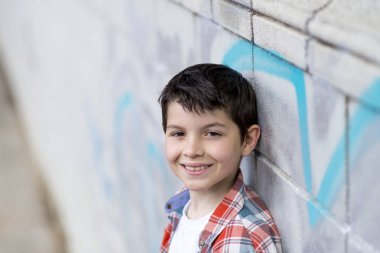 casual genç erkek, açık havada portresi