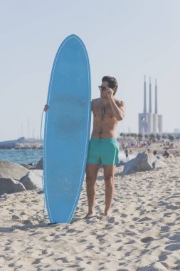 Mavi onun surfboard holding sörfçü