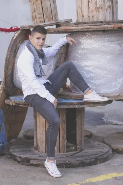 Retrato de Guapo adolescente al aire libre —  Fotos de Stock