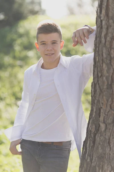 ハンサムな 10 代の少年を屋外の肖像画 — ストック写真