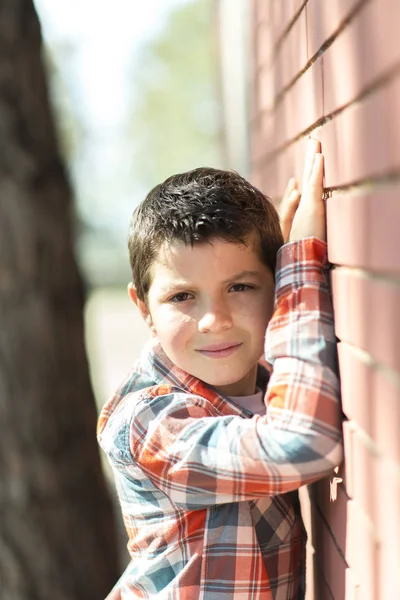 Portréja egy alkalmi tini fiú, szabadban — Stock Fotó