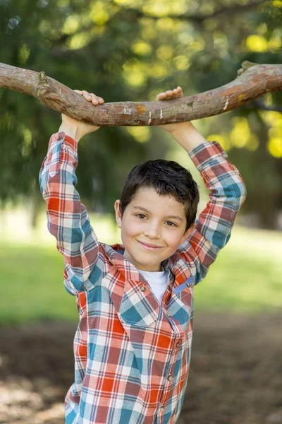 Portret van een casual tiener jongen, buitenshuis — Stockfoto