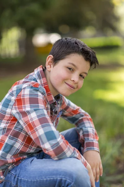 Portret van een casual tiener jongen, buitenshuis — Stockfoto