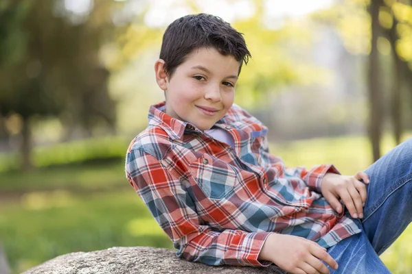 Ritratto di un ragazzo adolescente occasionale, all'aperto — Foto Stock