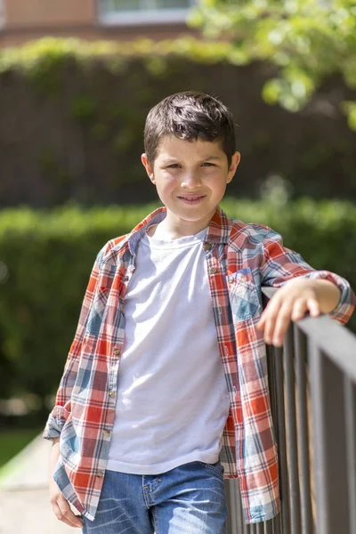 Portret van een casual tiener jongen, buitenshuis — Stockfoto