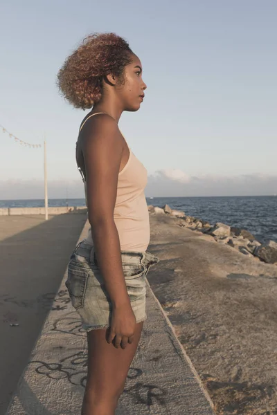 Donna afroamericana standup in pantaloncini sulla spiaggia — Foto Stock