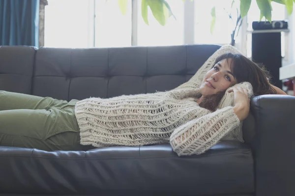 Retrato de una joven durmiendo en un sofá —  Fotos de Stock