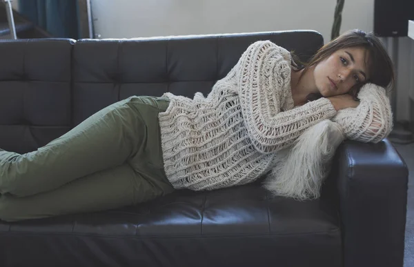 Πορτρέτο μιας νεαρής γυναίκας που κοιμάται σε ένα καναπέ — Φωτογραφία Αρχείου