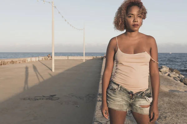 Donna afroamericana standup in pantaloncini sulla spiaggia — Foto Stock