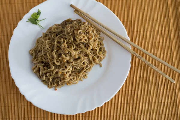 Yakisoba / erişte dikdörtgen plaka bambu stic ile sığır eti ile