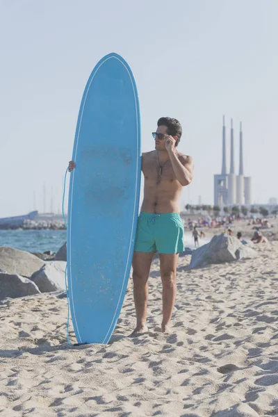 Mavi onun surfboard holding sörfçü