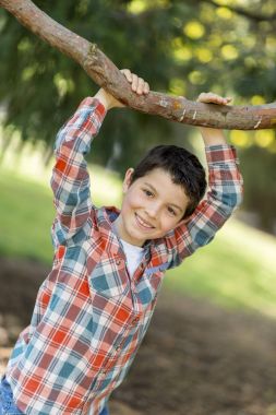 casual genç erkek, açık havada portresi