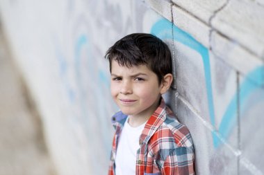 casual genç erkek, açık havada portresi