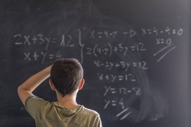 Bir kara tahta üzerinde bir problem çözme öğrenci.