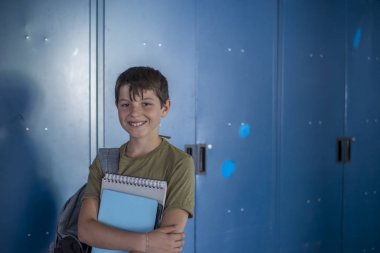 Öğrenci ve mavi okul dolap