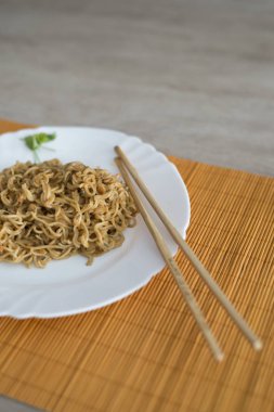 Yakisoba / erişte dikdörtgen plaka bambu stic ile sığır eti ile