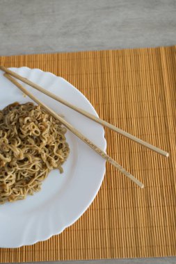 Yakisoba / erişte dikdörtgen plaka bambu stic ile sığır eti ile