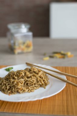 Yakisoba / erişte dikdörtgen plaka bambu stic ile sığır eti ile