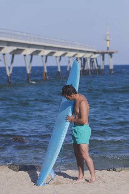 Mavi onun surfboard holding sörfçü