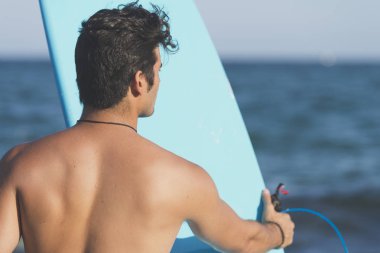 Sörfçü mavi onun surfboard taşıma