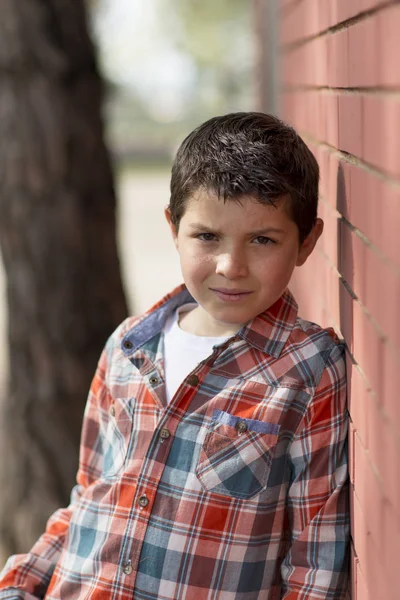 Portréja egy alkalmi tini fiú, szabadban — Stock Fotó