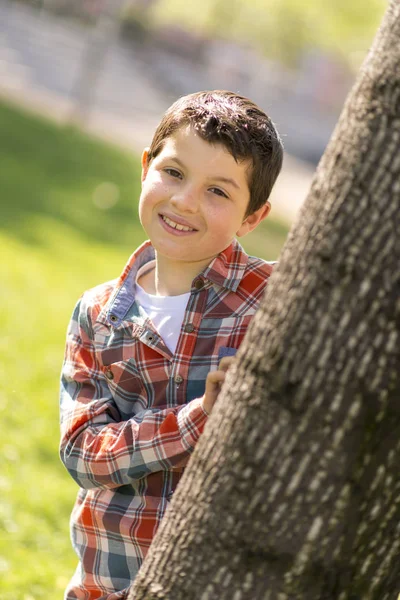 casual genç erkek, açık havada portresi