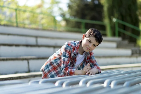 Ritratto di un ragazzo adolescente occasionale, all'aperto — Foto Stock