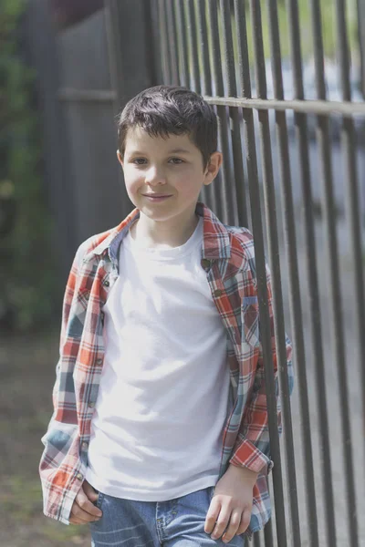 Portret van een casual tiener jongen, buitenshuis — Stockfoto