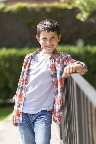 Portret van een casual tiener jongen, buitenshuis — Stockfoto