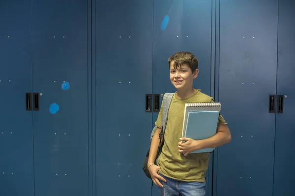 Student i szafek szkolnych niebieski — Zdjęcie stockowe