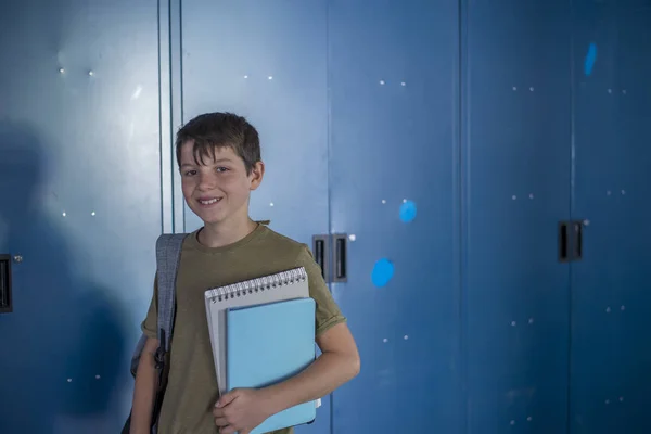 Estudante e azul armários da escola — Fotografia de Stock