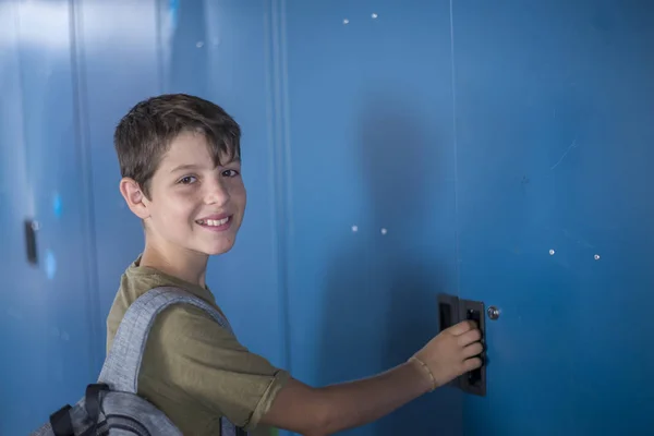 Student i szafek szkolnych niebieski — Zdjęcie stockowe