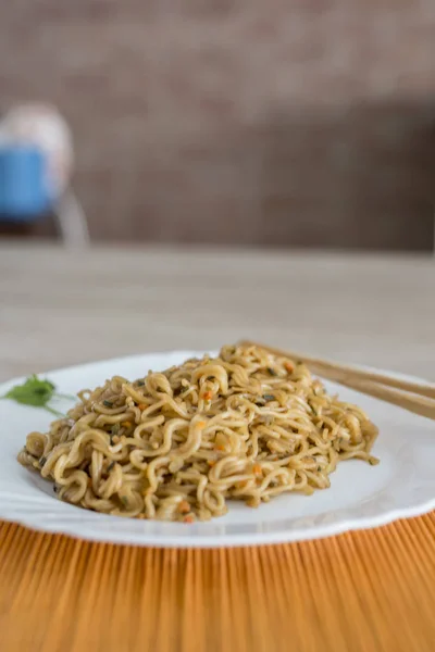 Yakisoba / noodles with beef in rectangle plate with bamboo stic — Stock Photo, Image