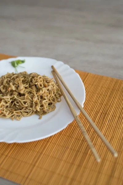 Yakisoba / erişte dikdörtgen plaka bambu stic ile sığır eti ile