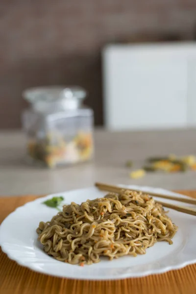 Yakisoba / noodles with beef in rectangle plate with bamboo stic — Stock Photo, Image