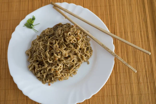 Yakisoba / fideos con carne de res en plato rectángulo con bambú stic —  Fotos de Stock