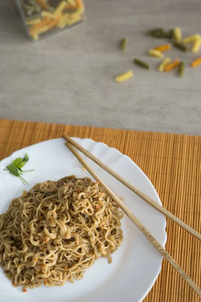 Yakisoba / noodles με μοσχάρι σε ορθογώνιο πιάτο με μπαμπού stic — Φωτογραφία Αρχείου